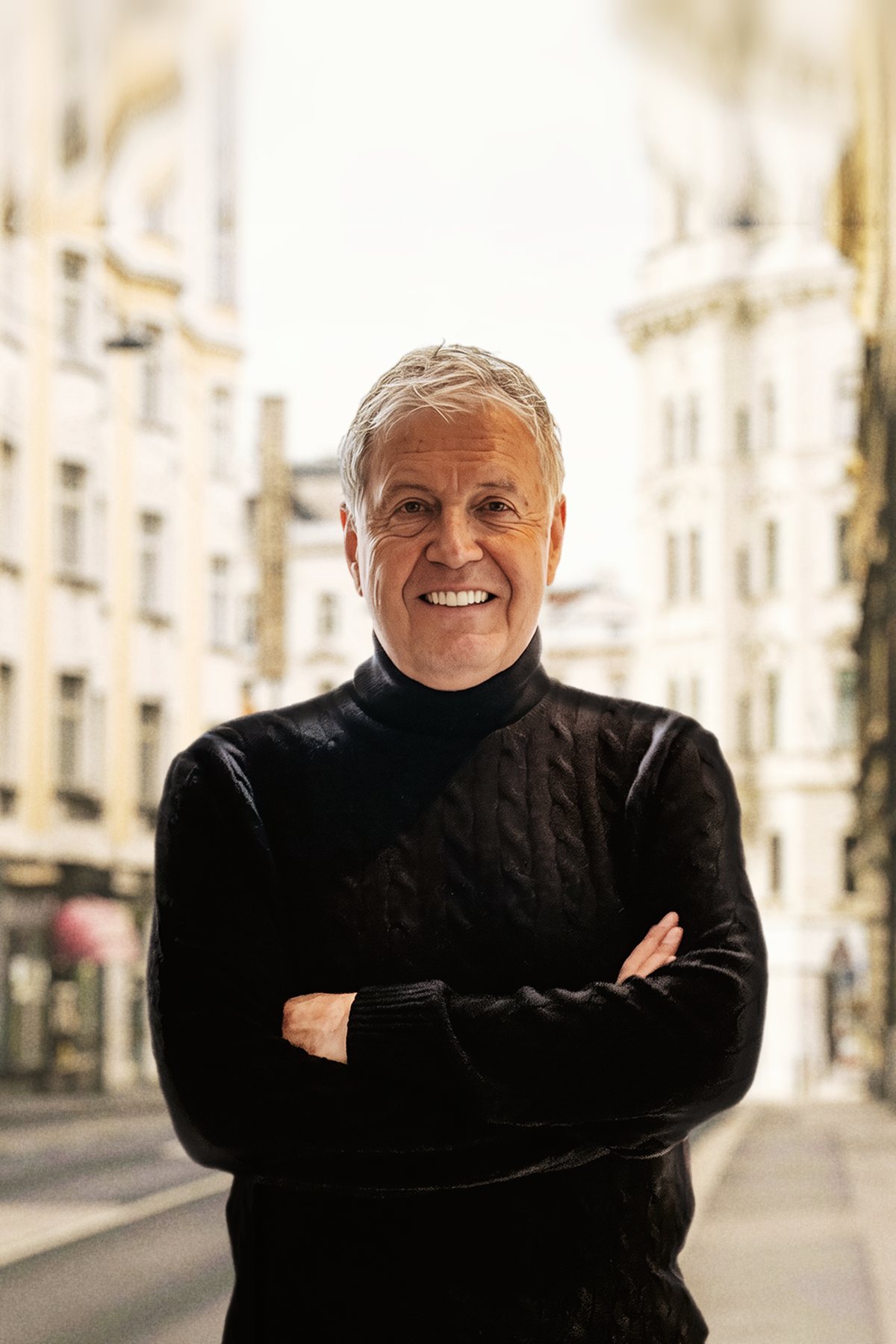 Gerhard Zeiler, lächelnd, mit verschränkten Armen